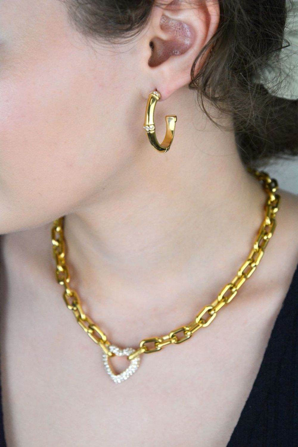 Kolczyki damskie Guess Bamboo 🌿 pozłacane  Cyrkonie i logo ✨.jpg