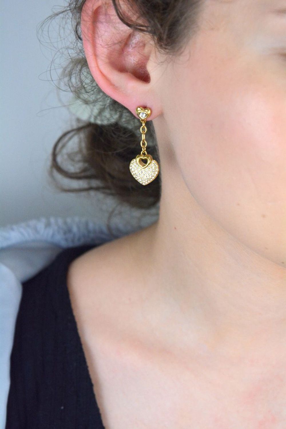 Kolczyki damskie Guess z dwoma sercami jednen wiszący  serce w cyrkonii  4 cm.jpg