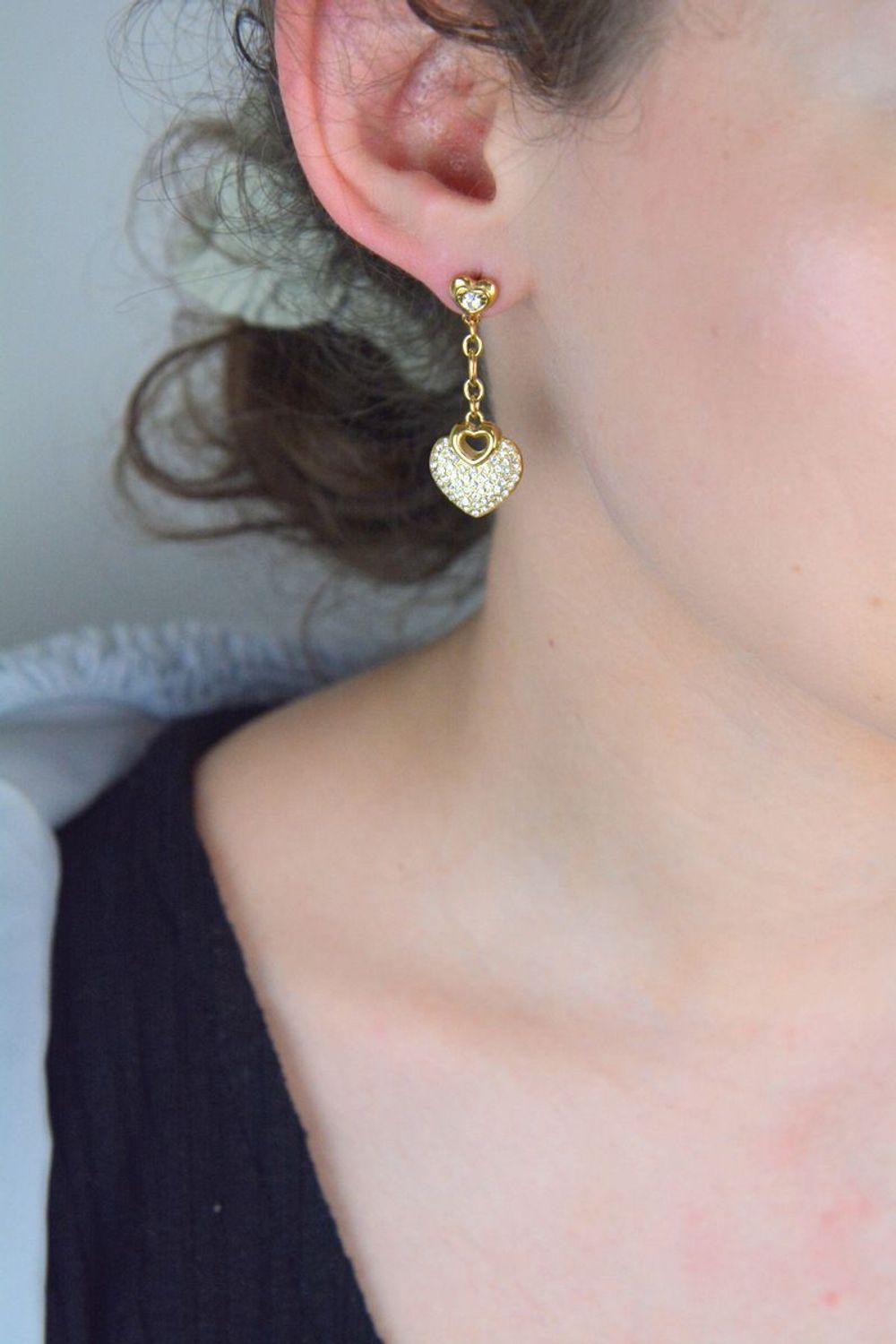 Kolczyki damskie Guess z dwoma sercami jednen wiszący  serce w cyrkonii  4 cm.jpg