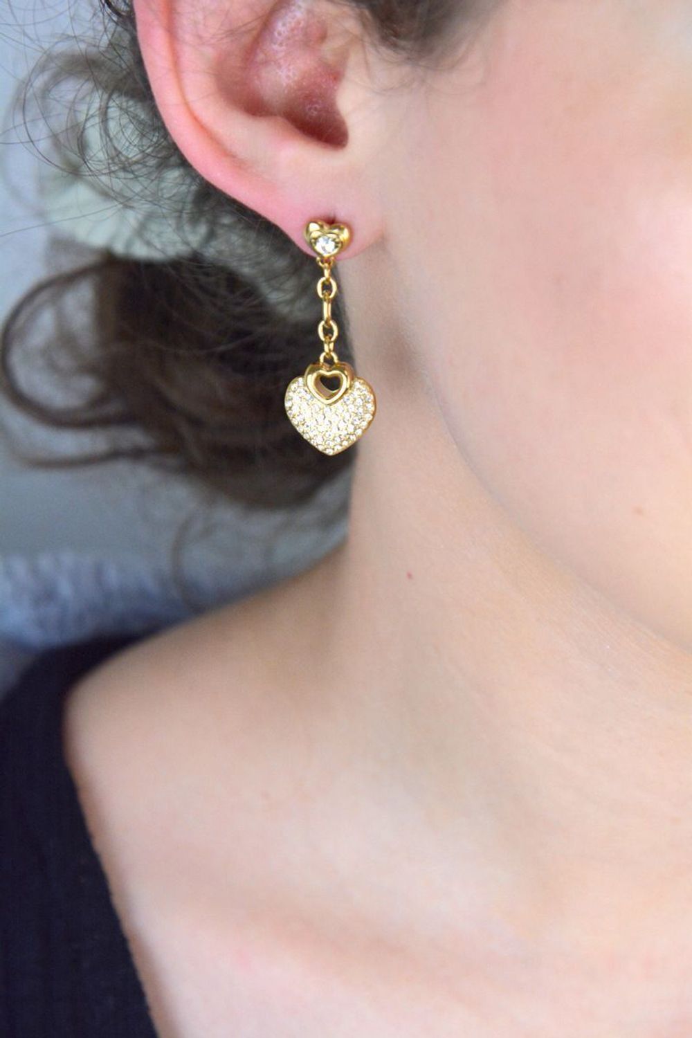 Kolczyki damskie Guess z dwoma sercami jednen wiszący  serce w cyrkonii  4 cm.jpg