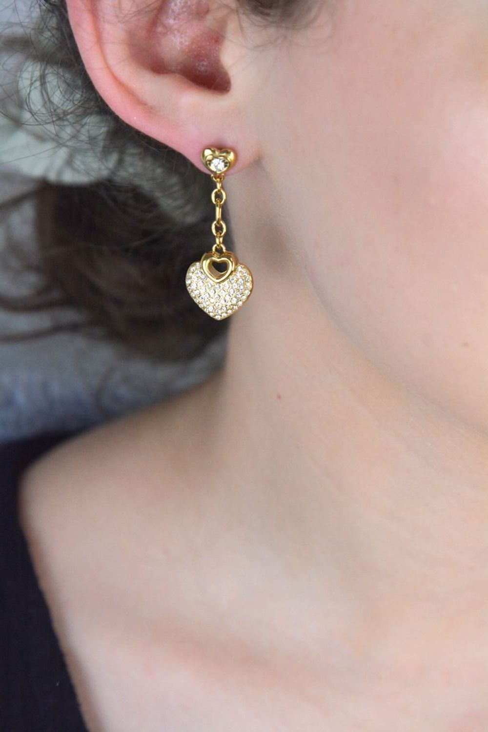 Kolczyki damskie Guess z dwoma sercami jednen wiszący  serce w cyrkonii  4 cm.jpg