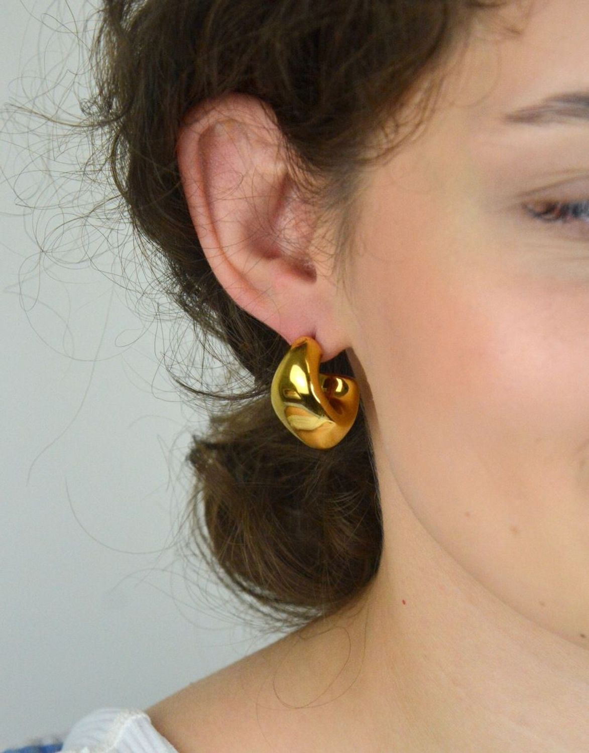 Odkryj kolczyki Guess JUBE05339JWYGTU – pozłacane, eleganckie łezki ze stali szlachetnej. Styl, blask i wygoda noszenia. Kup online w atrakcyjnej cenie!1.jpg