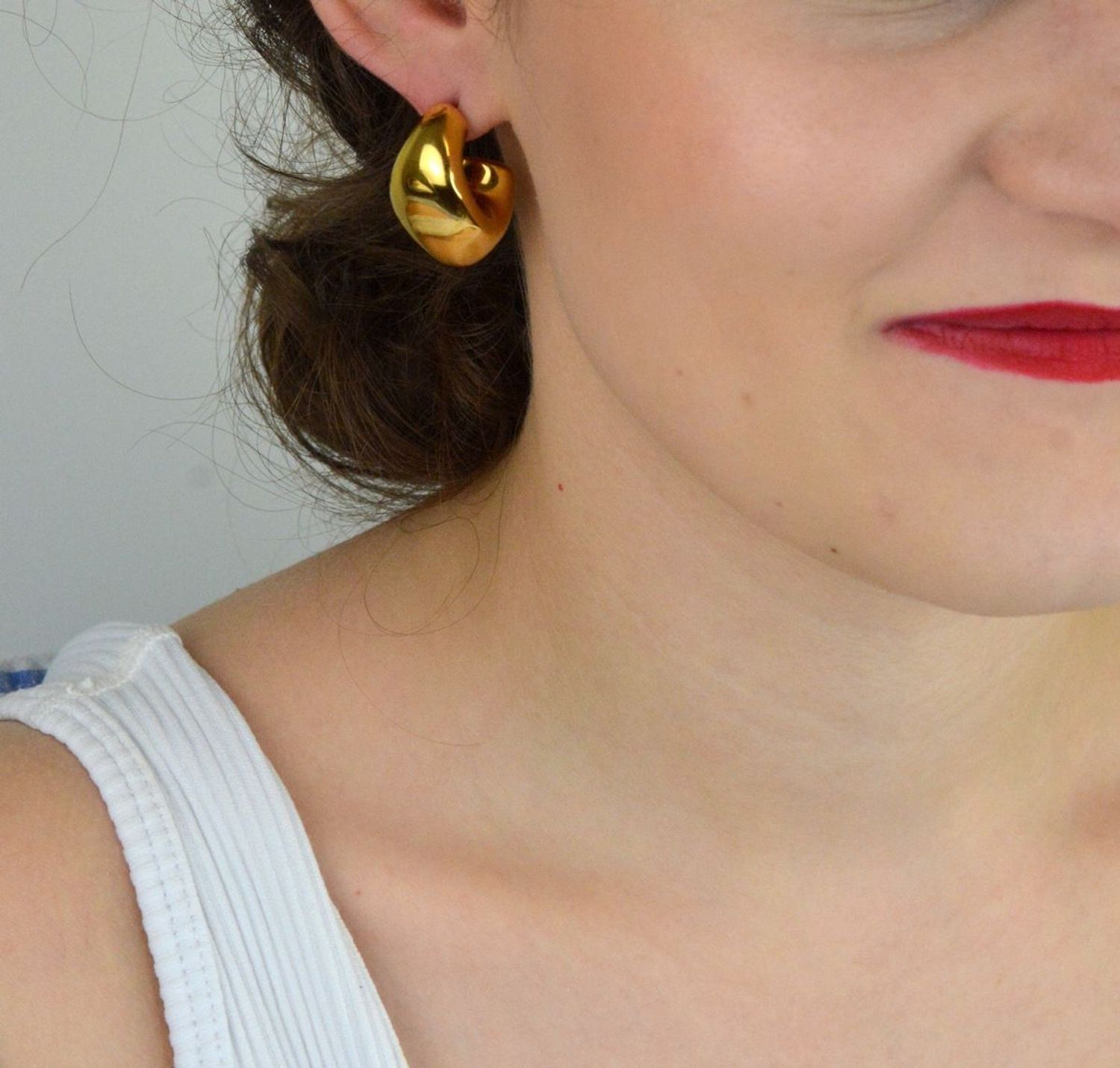 Odkryj kolczyki Guess JUBE05339JWYGTU – pozłacane, eleganckie łezki ze stali szlachetnej. Styl, blask i wygoda noszenia. Kup online w atrakcyjnej cenie!1.jpg