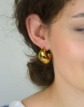 Odkryj kolczyki Guess JUBE05339JWYGTU – pozłacane, eleganckie łezki ze stali szlachetnej. Styl, blask i wygoda noszenia. Kup online w atrakcyjnej cenie! (1).JPG