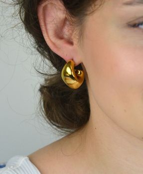 Odkryj kolczyki Guess JUBE05339JWYGTU – pozłacane, eleganckie łezki ze stali szlachetnej. Styl, blask i wygoda noszenia. Kup online w atrakcyjnej cenie! (2).JPG