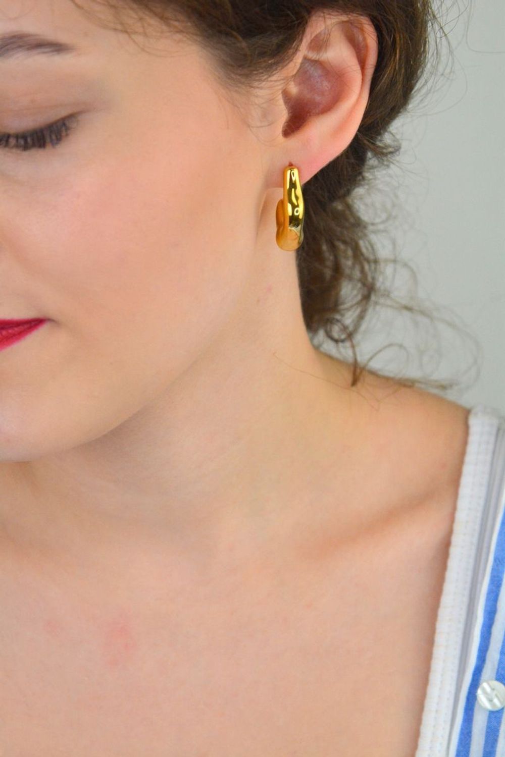 Kolczyki damskie Guess JUBE05340JWYGTU wykonane ze stali pozłacanej, geometryczne, długość 3 cm, zapięcie na sztyft. Stylowy i nowoczesny dodatek na każdą okazję.1.jpg