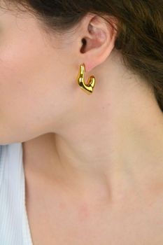 Kolczyki damskie Guess JUBE05340JWYGTU wykonane ze stali pozłacanej, geometryczne, długość 3 cm, zapięcie na sztyft. Stylowy i nowoczesny dodatek na każdą okazję (1).JPG