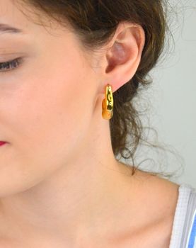 Kolczyki damskie Guess JUBE05340JWYGTU wykonane ze stali pozłacanej, geometryczne, długość 3 cm, zapięcie na sztyft. Stylowy i nowoczesny dodatek na każdą okazję (2).JPG