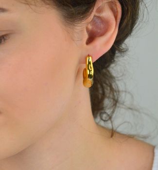 Kolczyki damskie Guess JUBE05340JWYGTU wykonane ze stali pozłacanej, geometryczne, długość 3 cm, zapięcie na sztyft. Stylowy i nowoczesny dodatek na każdą okazję (3).JPG