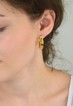 Kolczyki damskie Guess JUBE05340JWYGTU wykonane ze stali pozłacanej, geometryczne, długość 3 cm, zapięcie na sztyft. Stylowy i nowoczesny dodatek na każdą okazję (4).JPG