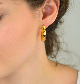 Kolczyki damskie Guess JUBE05340JWYGTU wykonane ze stali pozłacanej, geometryczne, długość 3 cm, zapięcie na sztyft. Stylowy i nowoczesny dodatek na każdą okazję (5).JPG