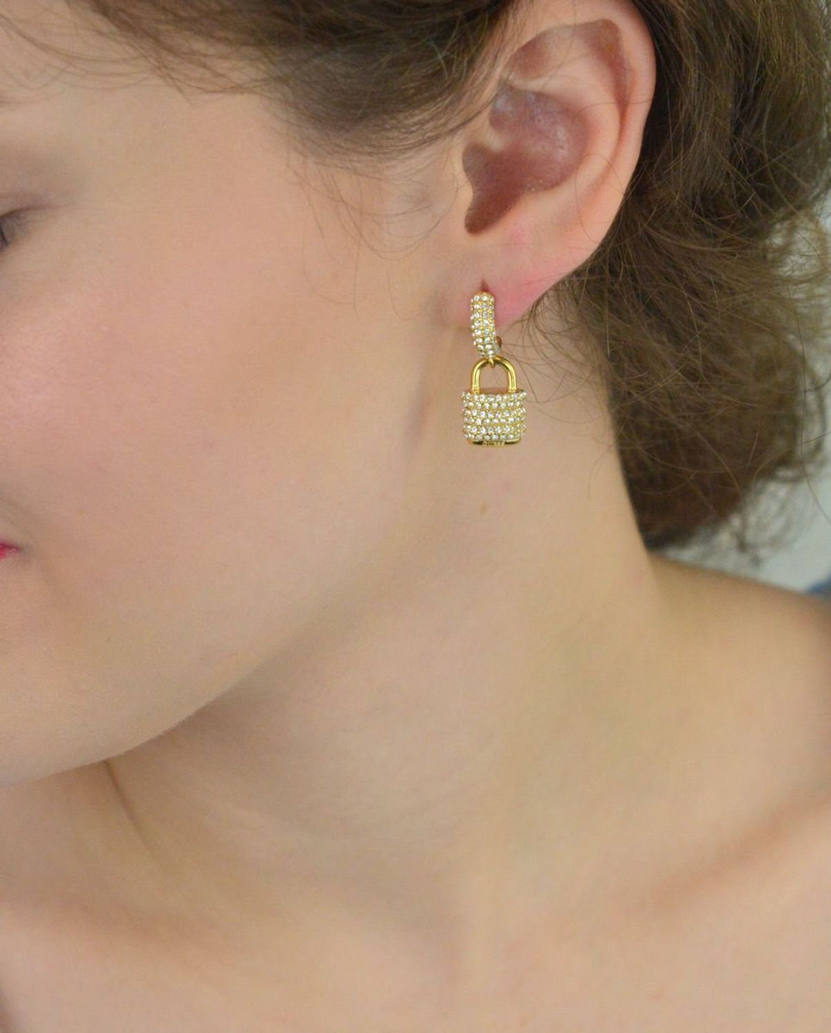 Kolczyki Guess JUBE05407JWYGTU – pozłacane kłódki z cyrkoniami, stal szlachetna. Wiszące, długość 2,5 cm, zapięcie na sztyft. Nowoczesna biżuteria z charakterem.1.jpg