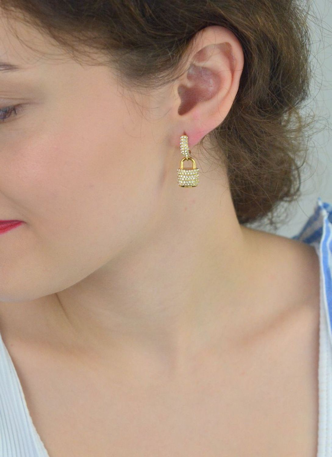 Kolczyki Guess JUBE05407JWYGTU – pozłacane kłódki z cyrkoniami, stal szlachetna. Wiszące, długość 2,5 cm, zapięcie na sztyft. Nowoczesna biżuteria z charakterem.1.jpg