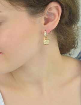 Kolczyki Guess JUBE05407JWYGTU – pozłacane kłódki z cyrkoniami, stal szlachetna. Wiszące, długość 2,5 cm, zapięcie na sztyft. Nowoczesna biżuteria z charakterem (1).JPG