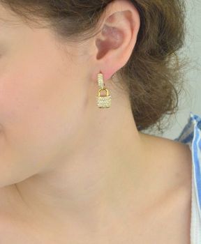 Kolczyki Guess JUBE05407JWYGTU – pozłacane kłódki z cyrkoniami, stal szlachetna. Wiszące, długość 2,5 cm, zapięcie na sztyft. Nowoczesna biżuteria z charakterem (2).JPG