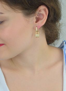 Kolczyki Guess JUBE05407JWYGTU – pozłacane kłódki z cyrkoniami, stal szlachetna. Wiszące, długość 2,5 cm, zapięcie na sztyft. Nowoczesna biżuteria z charakterem (4).JPG