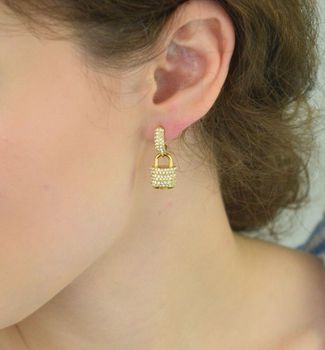 Kolczyki Guess JUBE05407JWYGTU – pozłacane kłódki z cyrkoniami, stal szlachetna. Wiszące, długość 2,5 cm, zapięcie na sztyft. Nowoczesna biżuteria z charakterem (5).JPG