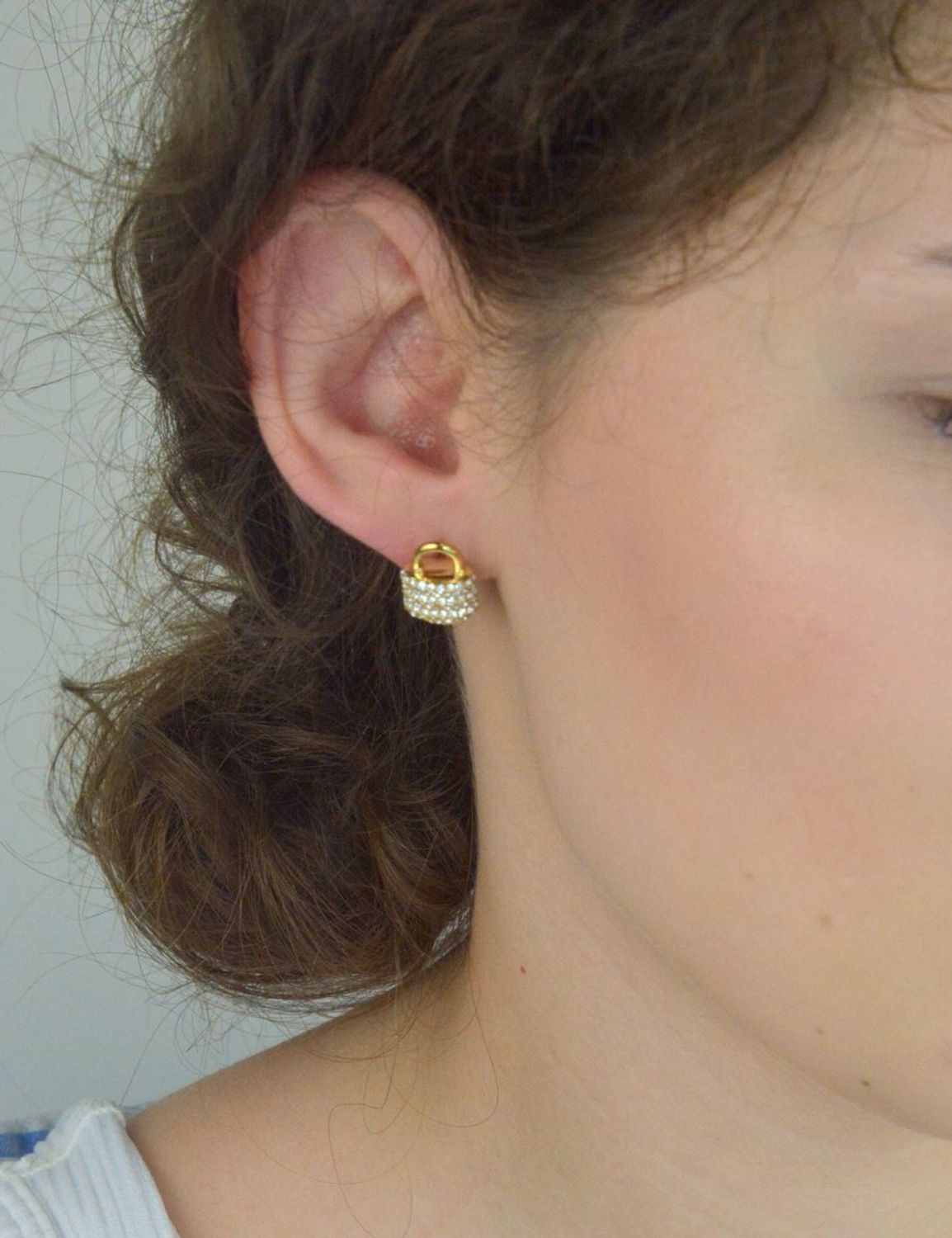 Kolczyki Guess JUBE05419JWYGTU – stalowe pozłacane kolczyki w kształcie kłódek, zdobione cyrkoniami. Wymiary 1,2 x 1,5 cm. Elegancka i modna biżuteria dla kobiet.1.jpg