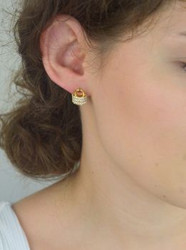 Kolczyki Guess JUBE05419JWYGTU – stalowe pozłacane kolczyki w kształcie kłódek, zdobione cyrkoniami. Wymiary 1,2 x 1,5 cm. Elegancka i modna biżuteria dla kobiet (1).JPG