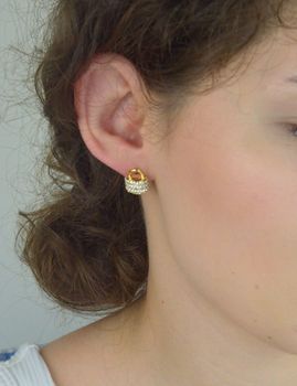 Kolczyki Guess JUBE05419JWYGTU – stalowe pozłacane kolczyki w kształcie kłódek, zdobione cyrkoniami. Wymiary 1,2 x 1,5 cm. Elegancka i modna biżuteria dla kobiet (2).JPG