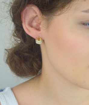 Kolczyki Guess JUBE05419JWYGTU – stalowe pozłacane kolczyki w kształcie kłódek, zdobione cyrkoniami. Wymiary 1,2 x 1,5 cm. Elegancka i modna biżuteria dla kobiet (3).JPG