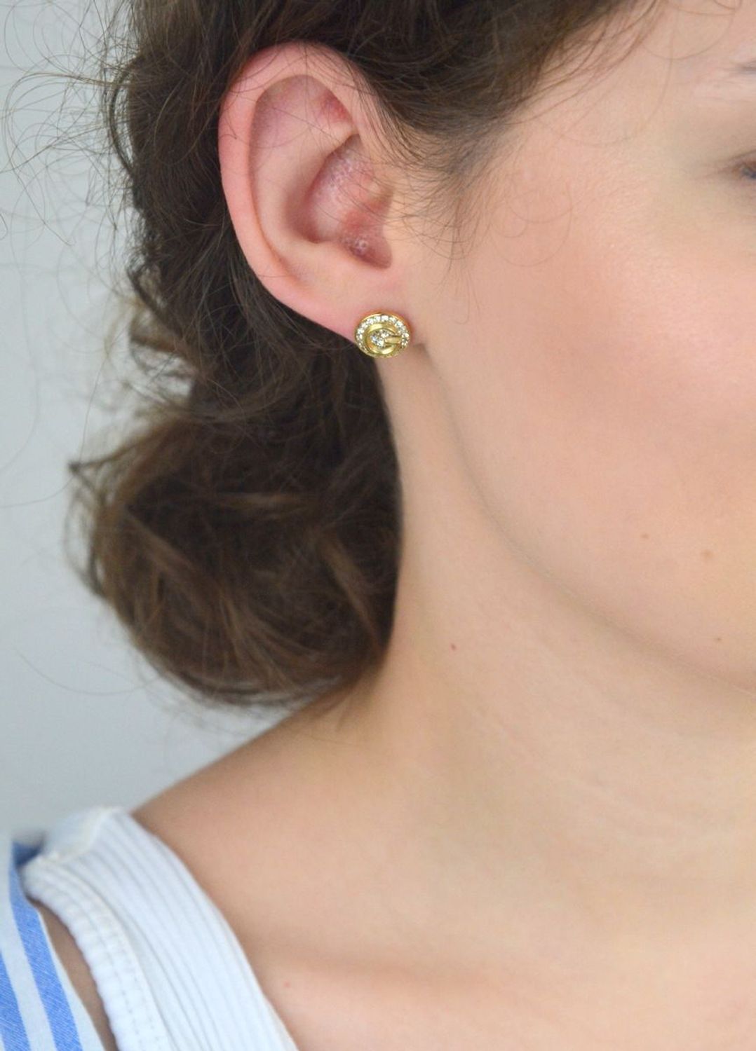 Kolczyki Guess G Crystal JUBE05448JWYGT-U – okrągłe, stalowe, pozłacane, z literką „G” i kryształkami. Stylowa, subtelna biżuteria na każdą okazję.1.jpg