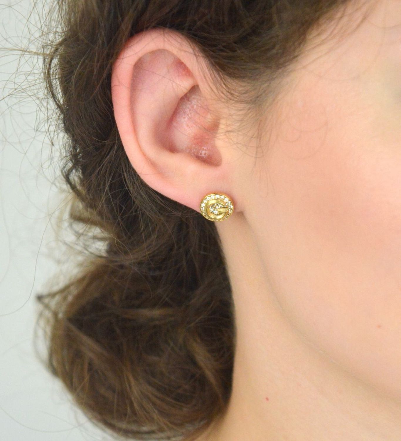 Kolczyki Guess G Crystal JUBE05448JWYGT-U – okrągłe, stalowe, pozłacane, z literką „G” i kryształkami. Stylowa, subtelna biżuteria na każdą okazję.1.jpg