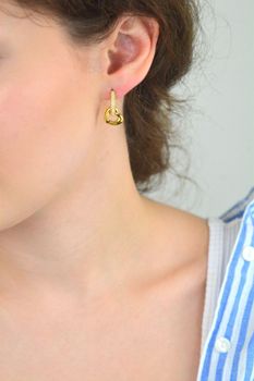 kolczyki Guess, kolczyki pozłacane, kolczyki z kryształkami, kolczyki łańcuch, kolczyki 20 mm, GUESS JUBE05465JWYGTU, kolczyki stal szlachetna, kolczyki dla kobiet, biżuteria Guess, nowoczesna biżuteria damska (2).JPG