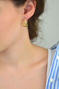 kolczyki Guess, kolczyki pozłacane, kolczyki z kryształkami, kolczyki łańcuch, kolczyki 20 mm, GUESS JUBE05465JWYGTU, kolczyki stal szlachetna, kolczyki dla kobiet, biżuteria Guess, nowoczesna biżuteria damska (4).JPG