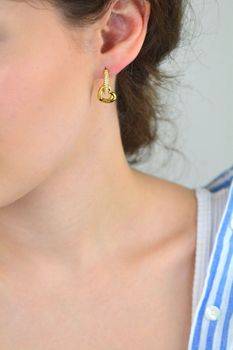 kolczyki Guess, kolczyki pozłacane, kolczyki z kryształkami, kolczyki łańcuch, kolczyki 20 mm, GUESS JUBE05465JWYGTU, kolczyki stal szlachetna, kolczyki dla kobiet, biżuteria Guess, nowoczesna biżuteria damska (5).JPG