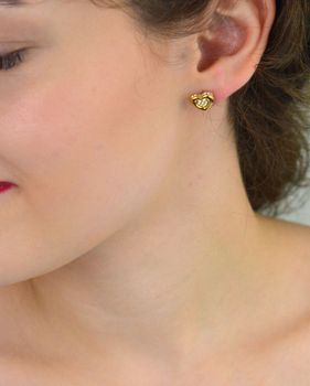 Kolczyki Guess JUBE05466JWYGTU – pozłacane serca ze stali szlachetnej, zdobione cyrkoniami. Wymiary 1,0 cm x 8 mm, zapięcie na sztyft. Subtelna biżuteria dla kobiet (1).JPG