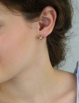 Kolczyki Guess JUBE05466JWYGTU – pozłacane serca ze stali szlachetnej, zdobione cyrkoniami. Wymiary 1,0 cm x 8 mm, zapięcie na sztyft. Subtelna biżuteria dla kobiet (2).JPG