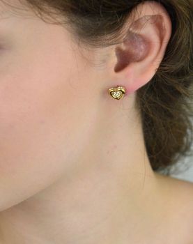 Kolczyki Guess JUBE05466JWYGTU – pozłacane serca ze stali szlachetnej, zdobione cyrkoniami. Wymiary 1,0 cm x 8 mm, zapięcie na sztyft. Subtelna biżuteria dla kobiet (3).JPG