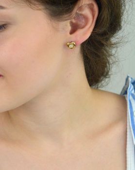 Kolczyki Guess JUBE05466JWYGTU – pozłacane serca ze stali szlachetnej, zdobione cyrkoniami. Wymiary 1,0 cm x 8 mm, zapięcie na sztyft. Subtelna biżuteria dla kobiet (4).JPG