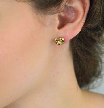 Kolczyki Guess JUBE05466JWYGTU – pozłacane serca ze stali szlachetnej, zdobione cyrkoniami. Wymiary 1,0 cm x 8 mm, zapięcie na sztyft. Subtelna biżuteria dla kobiet (5).JPG