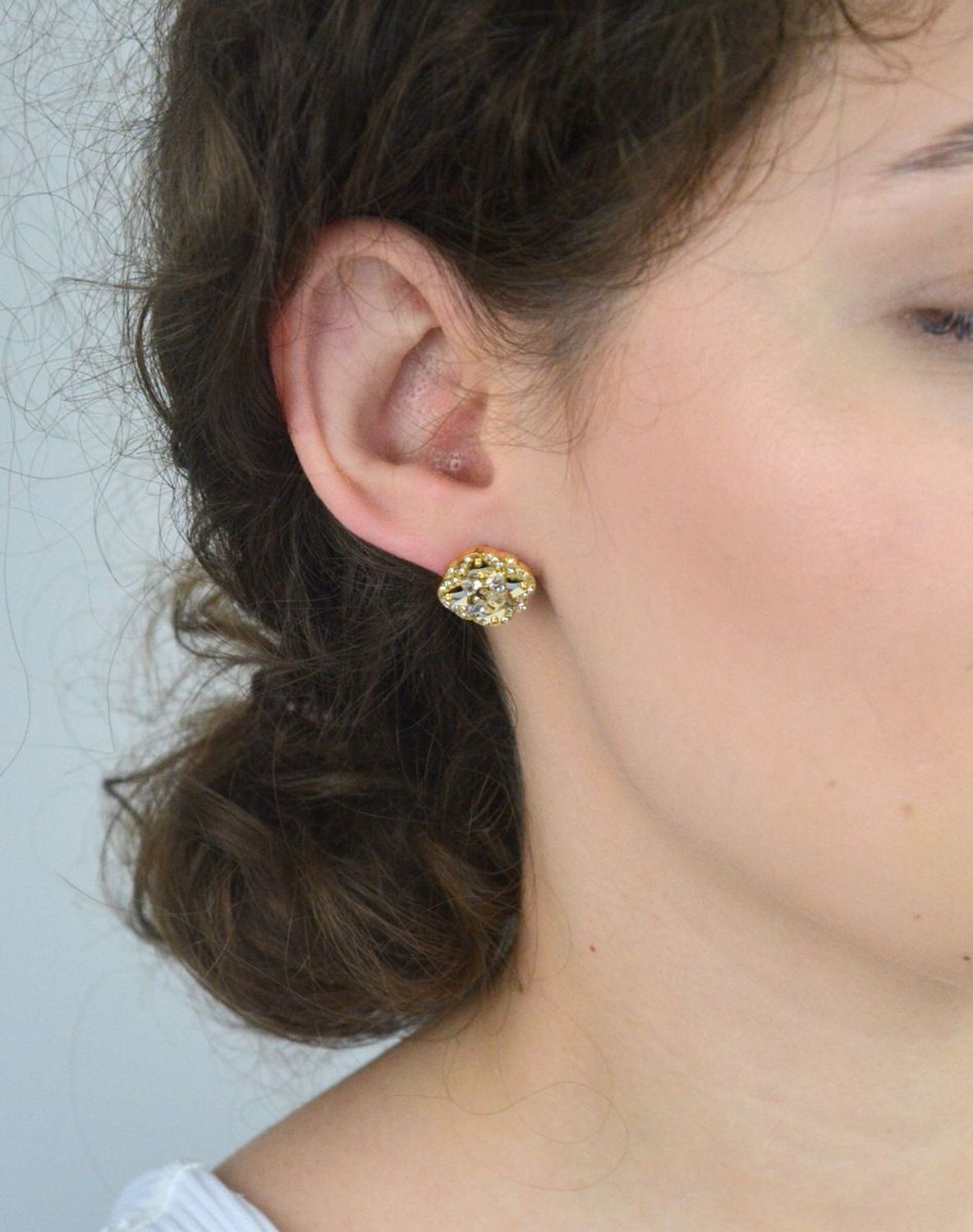 Kolczyki damskie Guess JUBE05504JWYGTU, stal pozłacana, duże kwiaty zdobione cyrkoniami, wielkość 1,5 cm, zapięcie na sztyft. Stylowa i elegancka biżuteria na każdą okazję.1.jpg