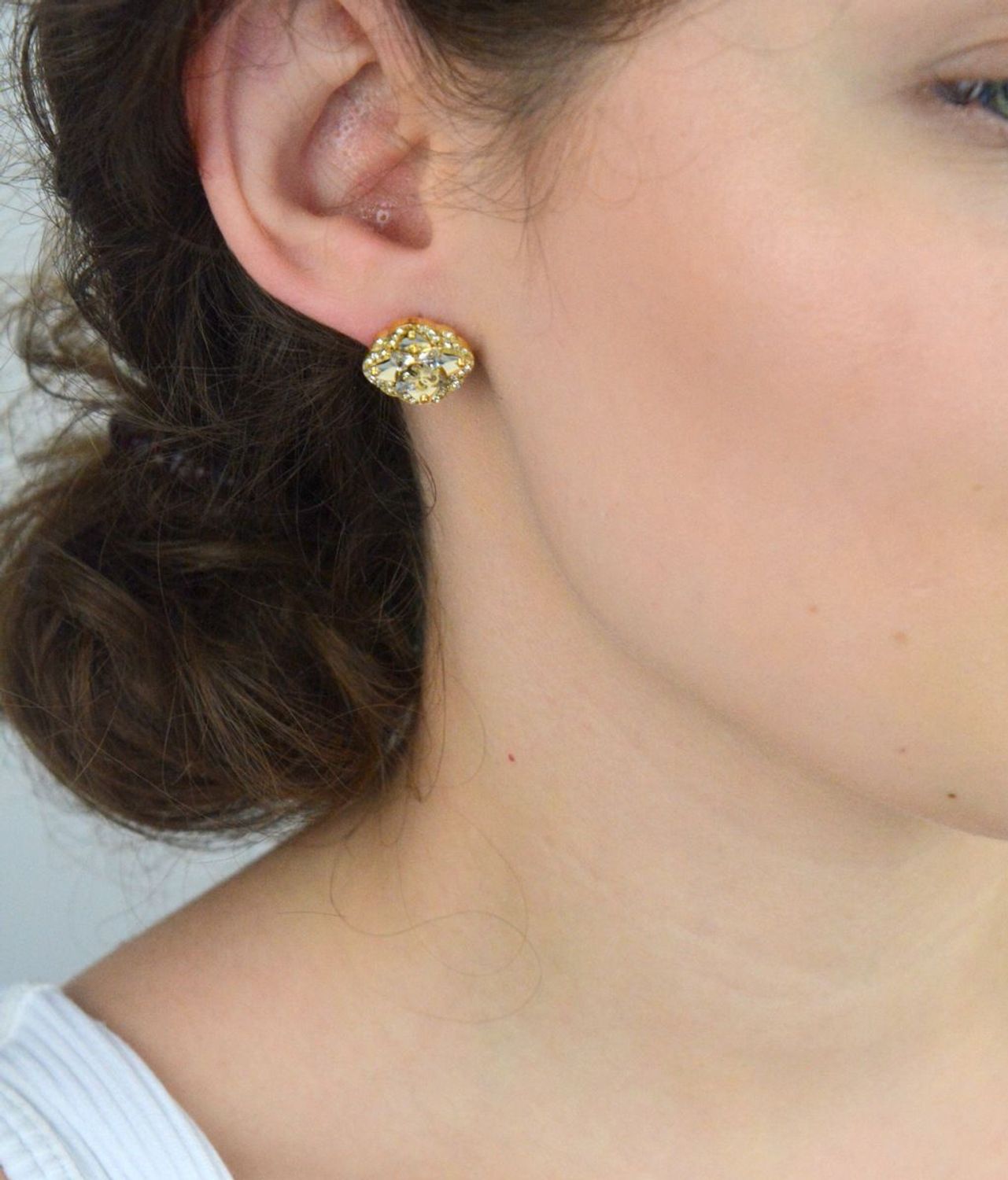 Kolczyki damskie Guess JUBE05504JWYGTU, stal pozłacana, duże kwiaty zdobione cyrkoniami, wielkość 1,5 cm, zapięcie na sztyft. Stylowa i elegancka biżuteria na każdą okazję.1.jpg