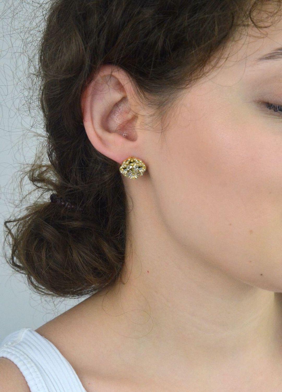 Kolczyki damskie Guess JUBE05504JWYGTU, stal pozłacana, duże kwiaty zdobione cyrkoniami, wielkość 1,5 cm, zapięcie na sztyft. Stylowa i elegancka biżuteria na każdą okazję.1.jpg