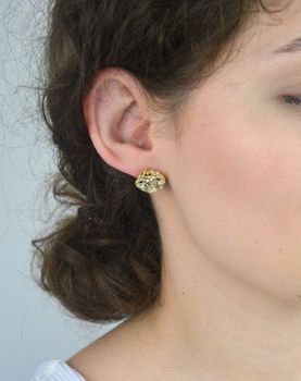 Kolczyki damskie Guess JUBE05504JWYGTU, stal pozłacana, duże kwiaty zdobione cyrkoniami, wielkość 1,5 cm, zapięcie na sztyft. Stylowa i elegancka biżuteria na każdą okazję (1).JPG