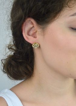 Kolczyki damskie Guess JUBE05504JWYGTU, stal pozłacana, duże kwiaty zdobione cyrkoniami, wielkość 1,5 cm, zapięcie na sztyft. Stylowa i elegancka biżuteria na każdą okazję (3).JPG