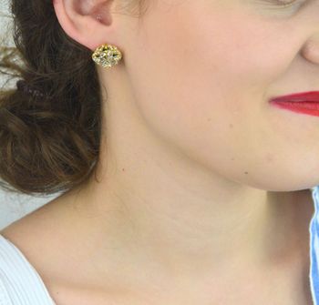 Kolczyki damskie Guess JUBE05504JWYGTU, stal pozłacana, duże kwiaty zdobione cyrkoniami, wielkość 1,5 cm, zapięcie na sztyft. Stylowa i elegancka biżuteria na każdą okazję (4).JPG