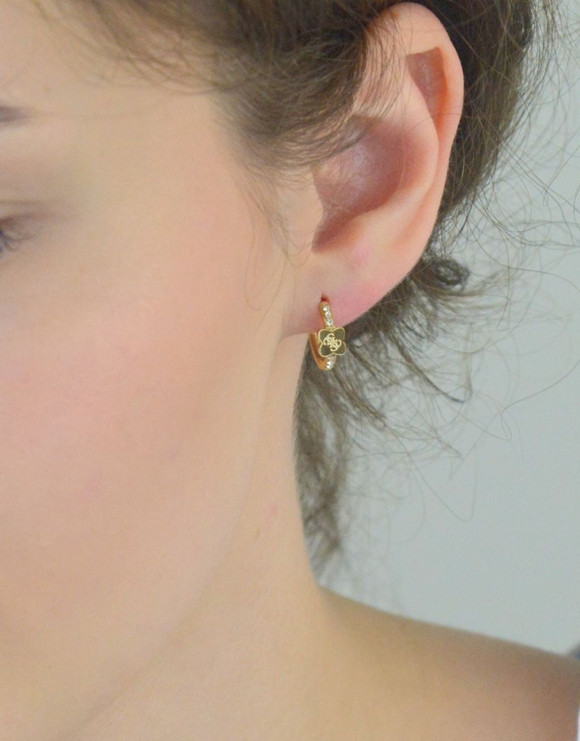 Małe kolczyki damskie Guess JUBE05508JWYGTU, stal pozłacana, kółeczka z logo i cyrkoniami. Zapięcie na zatrzask. Stylowa biżuteria na każdą okazję.1.jpg