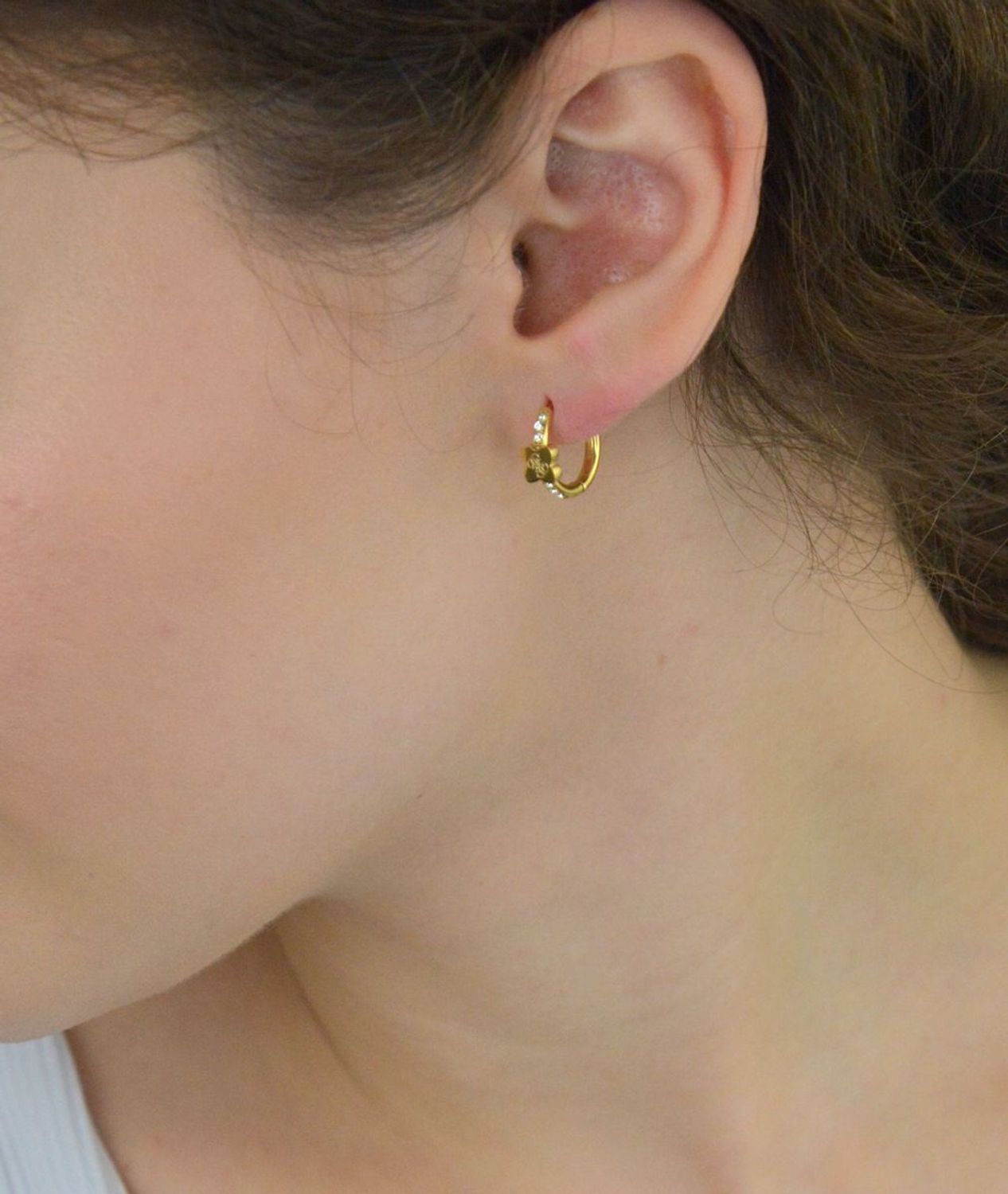 Małe kolczyki damskie Guess JUBE05508JWYGTU, stal pozłacana, kółeczka z logo i cyrkoniami. Zapięcie na zatrzask. Stylowa biżuteria na każdą okazję.1.jpg