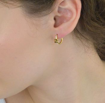 Małe kolczyki damskie Guess JUBE05508JWYGTU, stal pozłacana, kółeczka z logo i cyrkoniami. Zapięcie na zatrzask. Stylowa biżuteria na każdą okazję (2).JPG