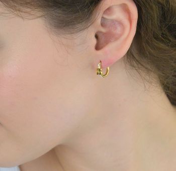 Małe kolczyki damskie Guess JUBE05508JWYGTU, stal pozłacana, kółeczka z logo i cyrkoniami. Zapięcie na zatrzask. Stylowa biżuteria na każdą okazję (3).JPG