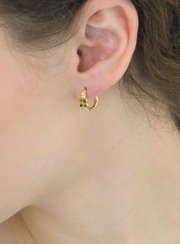 Małe kolczyki damskie Guess JUBE05508JWYGTU, stal pozłacana, kółeczka z logo i cyrkoniami. Zapięcie na zatrzask. Stylowa biżuteria na każdą okazję (5).JPG