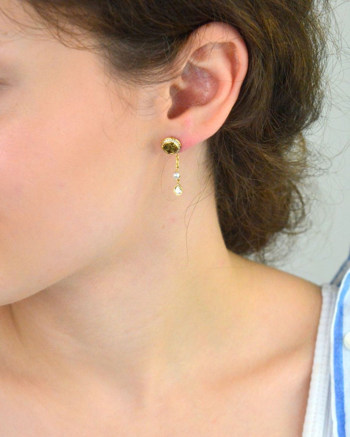 Kolczyki Guess JUBE05521JWYGTU – pozłacane, wiszące kolczyki z perełką i cyrkonią. Stal szlachetna, długość 2,5 cm, zapięcie na sztyft. Stylowa biżuteria dla kobiet.1.jpg