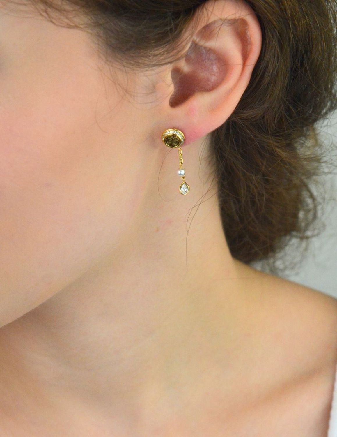 Kolczyki Guess JUBE05521JWYGTU – pozłacane, wiszące kolczyki z perełką i cyrkonią. Stal szlachetna, długość 2,5 cm, zapięcie na sztyft. Stylowa biżuteria dla kobiet.1.jpg