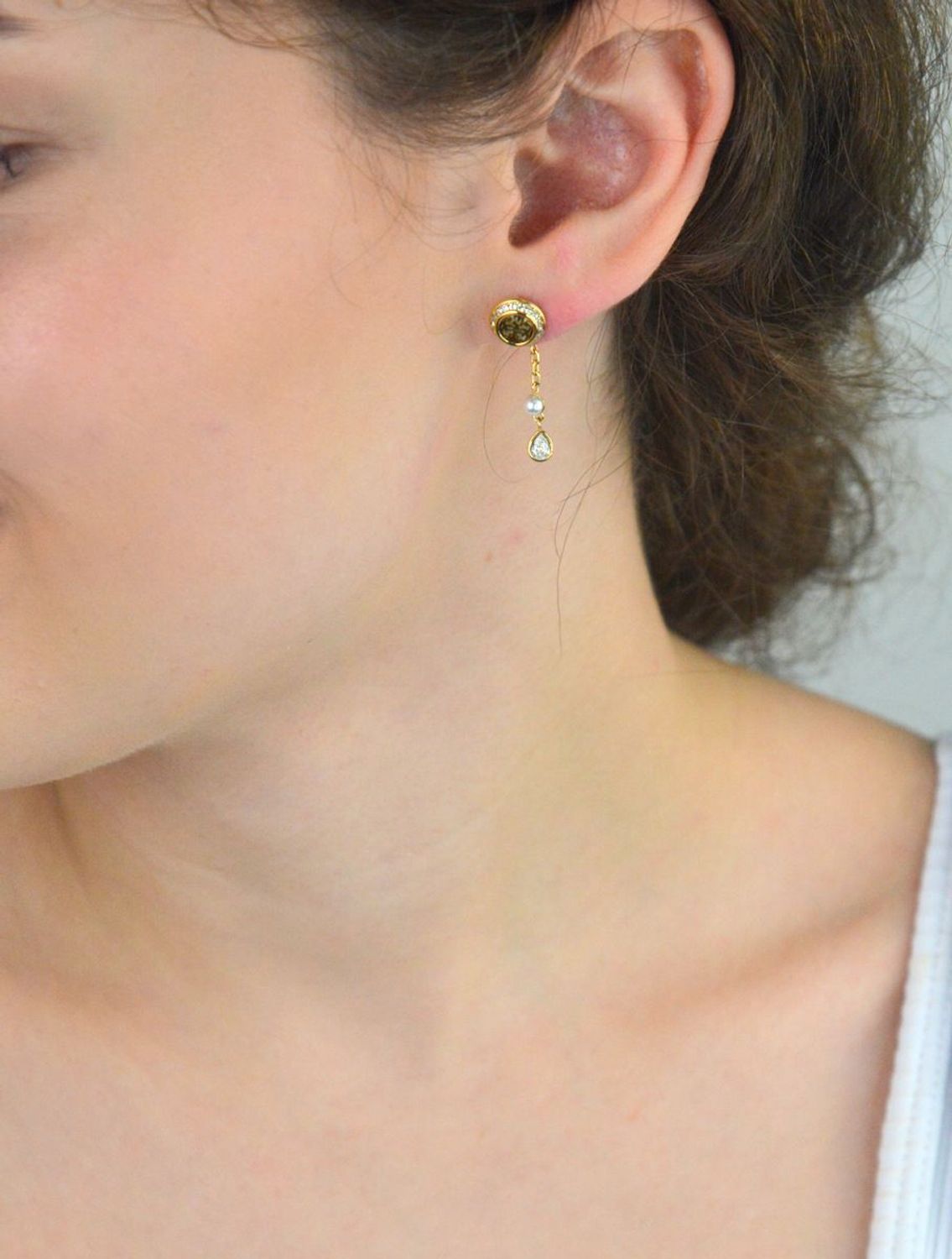 Kolczyki Guess JUBE05521JWYGTU – pozłacane, wiszące kolczyki z perełką i cyrkonią. Stal szlachetna, długość 2,5 cm, zapięcie na sztyft. Stylowa biżuteria dla kobiet.1.jpg