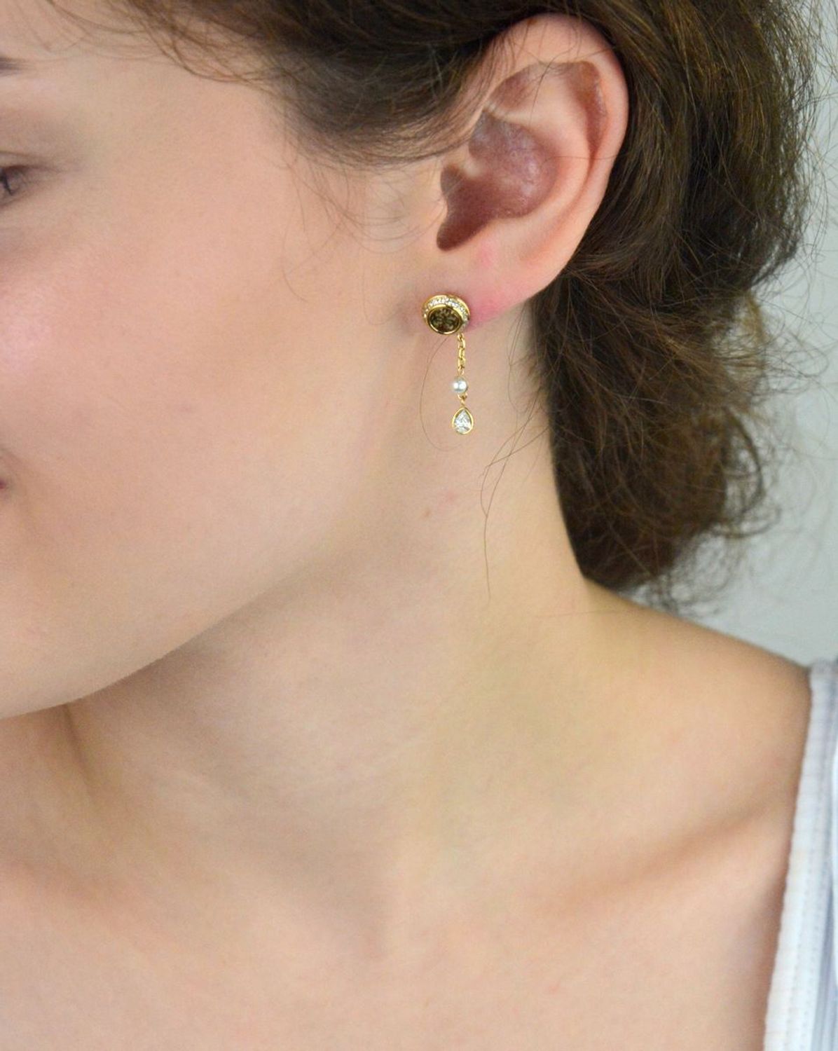 Kolczyki Guess JUBE05521JWYGTU – pozłacane, wiszące kolczyki z perełką i cyrkonią. Stal szlachetna, długość 2,5 cm, zapięcie na sztyft. Stylowa biżuteria dla kobiet.1.jpg